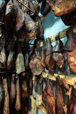 Füme jambon piyasada asılı