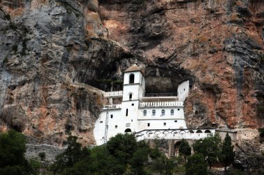 Nikšić güneyinde Ostrog Manastırı