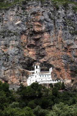 Nikšić güneyinde Ostrog Manastırı