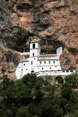 Nikšić güneyinde Ostrog Manastırı