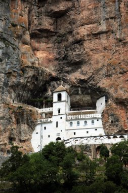 Nikšić güneyinde Ostrog Manastırı