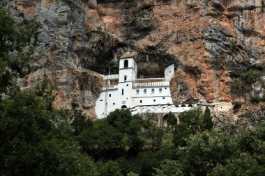 Nikšić güneyinde Ostrog Manastırı