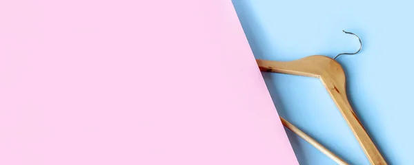 Cabide Roupas Madeira Vazio Fundo Rosa Azul Pastel Com Espaço — Fotografia de Stock