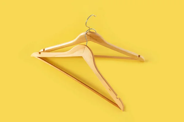 Kosong Kayu Pakaian Tergantung Pada Pastel Merah Muda Dan Kuning — Stok Foto