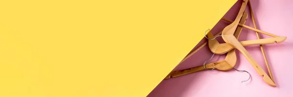 Cabides Roupas Madeira Vazios Fundo Rosa Amarelo Pastel Com Espaço — Fotografia de Stock