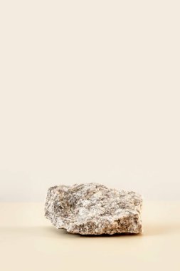 Doğal taş sunumu ve pastel arka plandaki sergiler içindir. Organik kozmetik ürünler için soyut podyum. Asgari biçim.