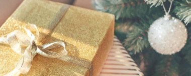 Noel ağacının altındaki hediye kutularının yakın çekimi. Üst görünüm.