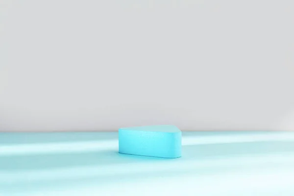 Sunum ve sergiler için pastel arka planda soyut boş podyum kozmetik ürün. Üç boyutlu görüntüleme. Asgari konsept.