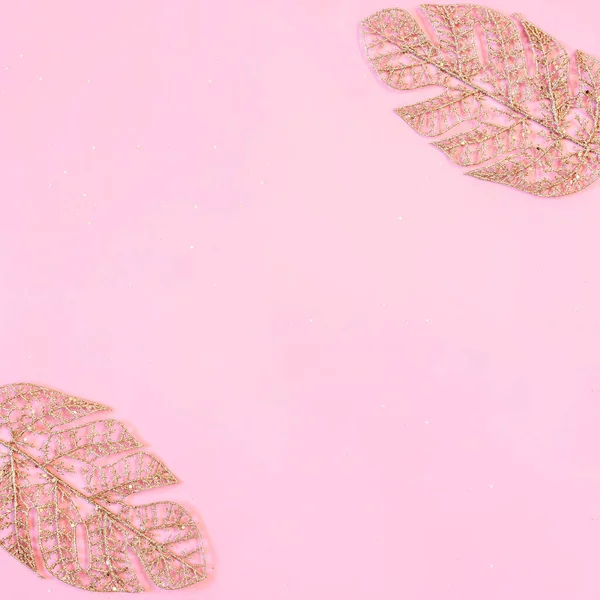 Goldene Künstliche Blätter Auf Rosa Hintergrund Mit Kopierraum Für Text — Stockfoto