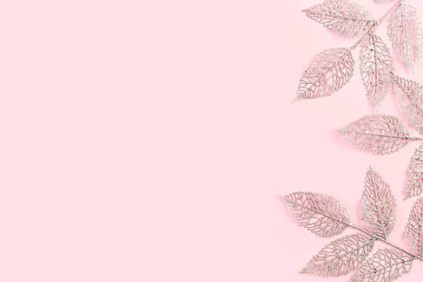 Silberne Kunstblätter Auf Rosa Hintergrund Mit Kopierraum Für Text Minimaler — Stockfoto