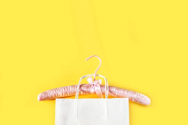 Порожній Рожевий Вішак Одягу Білий Паперовий Мішок Жовтому Тлі Концепція — стокове фото