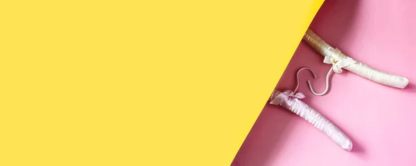Порожній Одяг Висить Яскраво Рожевому Жовтому Фоні Копіювальним Простором Концепція — стокове фото