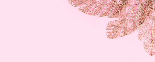 Goldene Künstliche Blätter Auf Rosa Hintergrund Mit Kopierraum Für Text — Stockfoto