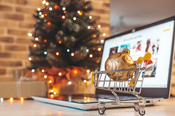 Julhandeln Nätet Laptop Och Kundvagn Hemma Bakgrunden Julgran Med Suddiga — Stockfoto