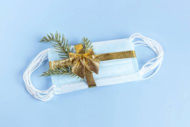 Mavi arka planda ladin dalları olan bir çanta. Noel ve Yeni Yıl konsepti. Düz konum, üst görünüm, kopyalama alanı.