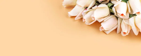 コピースペースのあるパステルカラーの背景に美しいバラの花束 誕生日 母の日 バレンタインデー 女性の日のための贈り物 グリーティングカード フラットレイアウト トップビュー — ストック写真
