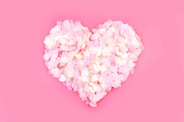 バレンタインデー 結婚式 愛の概念 ピンクを基調にしたパステル コンフェッティで作られた大きなハート トップビュー フラットレイアウト コピースペース — ストック写真