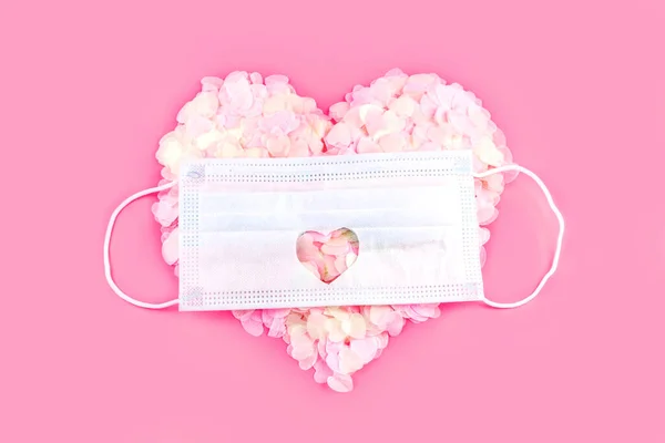 ピンクの背景に隔離された保護医療用マスクでパステルコンフェッティで作られた大きな心 トップビュー フラットレイアウト コピースペース バレンタインデー パンデミック時の結婚式 — ストック写真