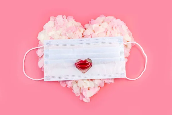 ピンクの背景に赤い唇のマスクで保護医療でパステルコンフェッティで作られた大きな心 トップビュー フラットレイアウト コピースペース バレンタインデー パンデミック時の結婚式 — ストック写真
