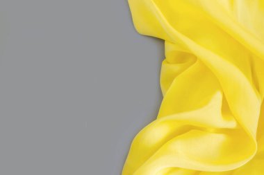 2021 'in moda rengi. Aydınlatıcı sarı ve nihai gri. Güzel soyut ipek kumaş arka plan. Uzayı kopyala, düz yat.