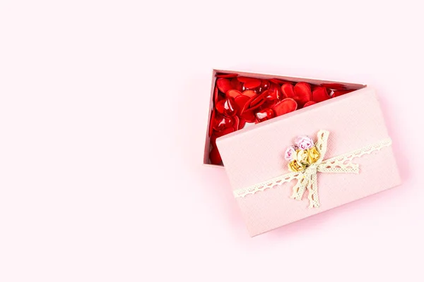 Ανοίξτε Ροζ Κουτί Δώρου Γεμάτο Κόκκινες Καρδιές Που Απομονώνονται Παστέλ — Φωτογραφία Αρχείου