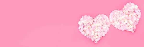バレンタインデー 結婚式 愛の概念 ピンクの背景に隔離されたパステル コンフェッティで作られた2つの大きな心 トップビュー フラットレイアウト コピースペース バナー — ストック写真