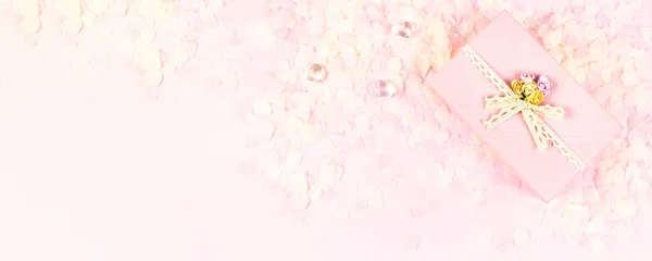 Rosa Geschenkschachtel Voller Zartrosa Herzen Aus Konfetti Auf Pastellfarbenem Hintergrund — Stockfoto