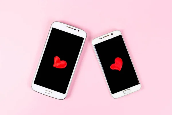 Мобильный Телефон Черным Экраном Красным Сердцем Изолирован Розовом Фоне Пастели — стоковое фото