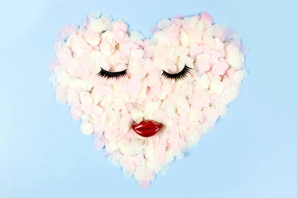ハッピーバレンタインの日の最小限の概念 パステルカラーの紙のコンフェッティにまつ毛と赤い唇がブルーを基調としたハートフェイス 創作平敷 — ストック写真