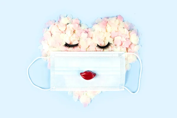 まつ毛 赤い唇と青の背景に隔離された保護医療用マスクでパステルのコンフェッティで作られたハートフェイス 創造的なフラットレイアウト ハッピーバレンタインデー パンデミック時の結婚式 ミニマルなコンセプト — ストック写真