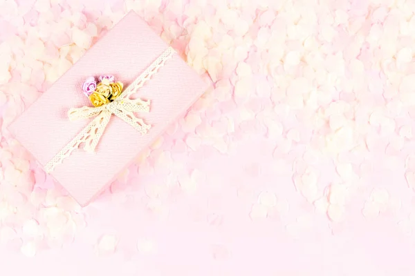 パステルの背景にコンフェッティの優しいピンクの心でいっぱいのピンクのギフトボックス バレンタインデー 結婚式 愛の概念 トップビュー フラットレイアウト コピースペース — ストック写真