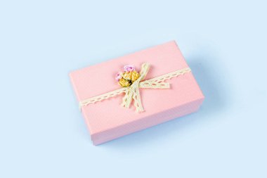 Mavi arka planda izole edilmiş güzel pembe hediye kutusu. Boşluğu kopyala.