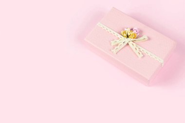 Pastel arka planda izole edilmiş güzel pembe hediye kutusu. Boşluğu kopyala.