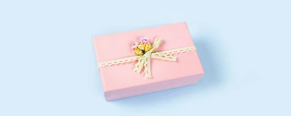 Hermosa Caja Regalo Rosa Aislada Sobre Fondo Azul Copiar Espacio —  Fotos de Stock