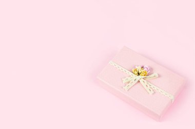 Pastel arka planda izole edilmiş güzel pembe hediye kutusu. Boşluğu kopyala.