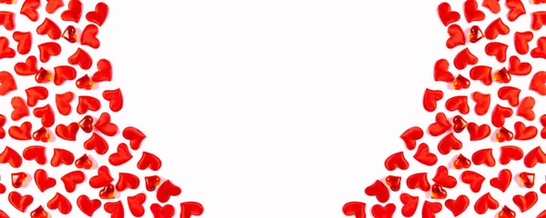 バレンタインデー 結婚式 愛の概念 赤いサテンの心で白い背景を祝う トップビュー フラットレイアウト コピースペース バナー — ストック写真