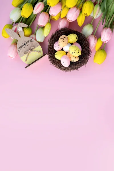 Easter Composition Colorful Quail Eggs Nest Wooden Bunny Tulips Pink — Stock Photo, Image