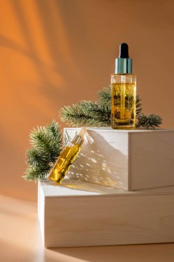 Kozmetik yağlı cam damlatan şişeler, gerekli ya da gölgeli ahşap ayakta duran serumlar. Doğal organik kozmetik kavramı. Bitkisel homeopatik ürünler.