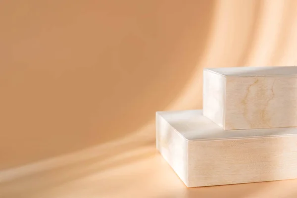 Sunum için doğal ahşap tezgah ve pastel arka planda sergiler. Organik kozmetik ürünler için soyut boş 3D podyum. Asgari biçim.