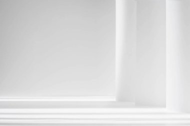 Ürün sunumu için soyut beyaz stüdyo arka planı. Penceresi gölgeli boş gri bir oda. Bulanık arkaplan ile ürünü göster.