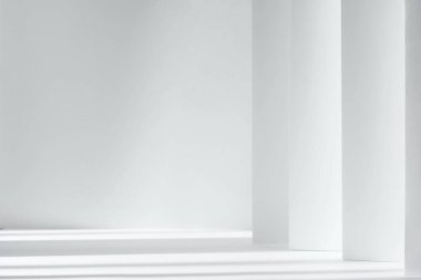 Ürün sunumu için soyut beyaz stüdyo arka planı. Penceresi gölgeli boş gri bir oda. Bulanık arkaplan ile ürünü göster.