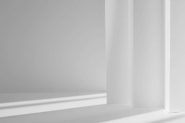 Ürün sunumu için soyut beyaz stüdyo arka planı. Penceresi gölgeli boş gri bir oda. Bulanık arkaplan ile ürünü göster.