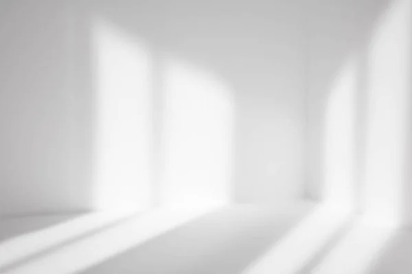 Boş beyaz köşe. Ürün sunumu için soyut stüdyo arka planı. Penceresi gölgeli 3D oda. Bulanık arkaplan ile minimalist uzay kavramı.