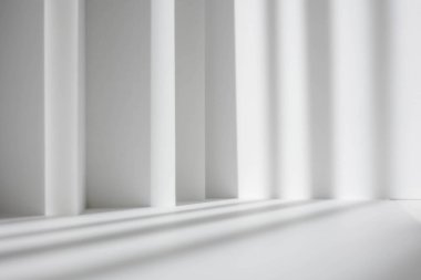 Ürün sunumu için soyut beyaz stüdyo arka planı. Penceresi gölgeli boş gri bir oda. Bulanık arkaplan ile ürünü göster.