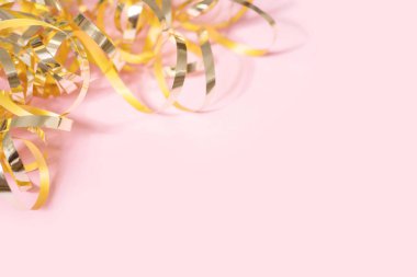 Pembe arka planda, fotokopi alanı olan parlak altın yılanlı flamalar. Üst manzara, düz uzanma