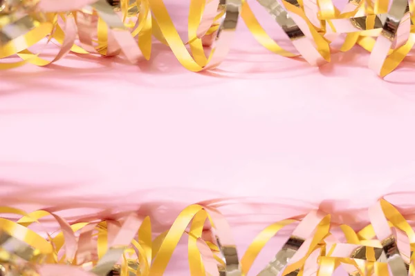 Glänzend Goldene Serpentinenschlangen Auf Rosa Hintergrund Mit Kopierraum Draufsicht Flache — Stockfoto