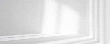 Boş beyaz köşe. Ürün sunumu için soyut stüdyo arka planı. Penceresi gölgeli 3D oda. Bulanık zemin ile minimalist uzay konsepti. Pankart