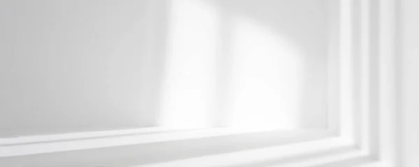 Boş beyaz köşe. Ürün sunumu için soyut stüdyo arka planı. Penceresi gölgeli 3D oda. Bulanık zemin ile minimalist uzay konsepti. Pankart