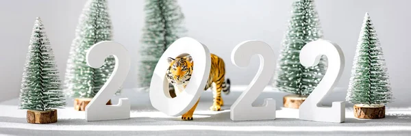 Numărul 2022 Figurina Tigrului Izolat Fundal Gri Umbre Simbolul Tigrului — Fotografie, imagine de stoc
