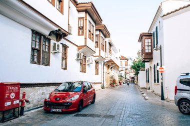 Antalya, Türkiye - Temmuz 2021: Antalya 'nın Kaleici ilçesinin boş dar sokakları. Antalya 'daki eski taş evlerin manzarası